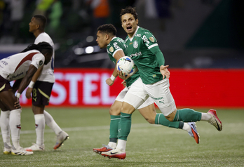 Raphael Veiga celebra el tercer gol con el que el Palmeiras igualaba la eliminatoria frente al Liga de Quito.
