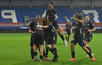 Las jugadoras del Eibar celebran el gol de la victoria contra el Deportivo en el partido de Liga F disputado en Ipurua.