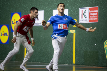 Zabala, ezkerrez jotzeko prest, atzean Ezkurdia duela.