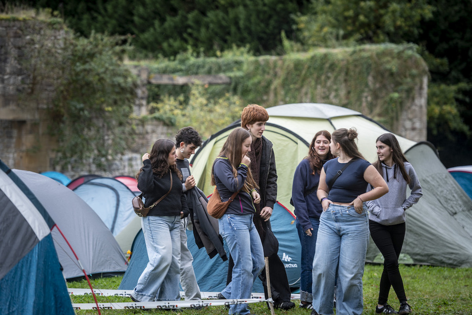 Zaldibarko frontoiaren ondoan kanpin gunea dago kokatuta.