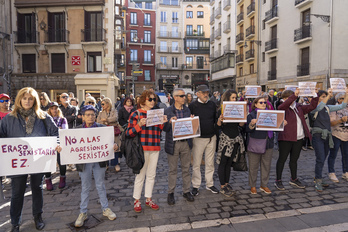 Concentración que tuvo lugar en Iruñea el jueves para denunciar la violación en la Carpa Universitaria.