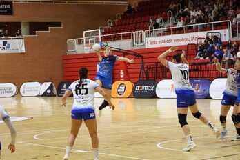 Ogonovszky, del Bera Bera, se dispone a lanzar ante la defensa del Elda.