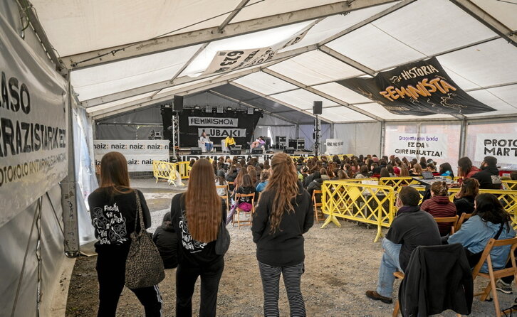 Goizeko ekitaldi nagusiko irudia. Euskal Herriko txoko desberdinetatik bertaratu dira Zaldibarrera.