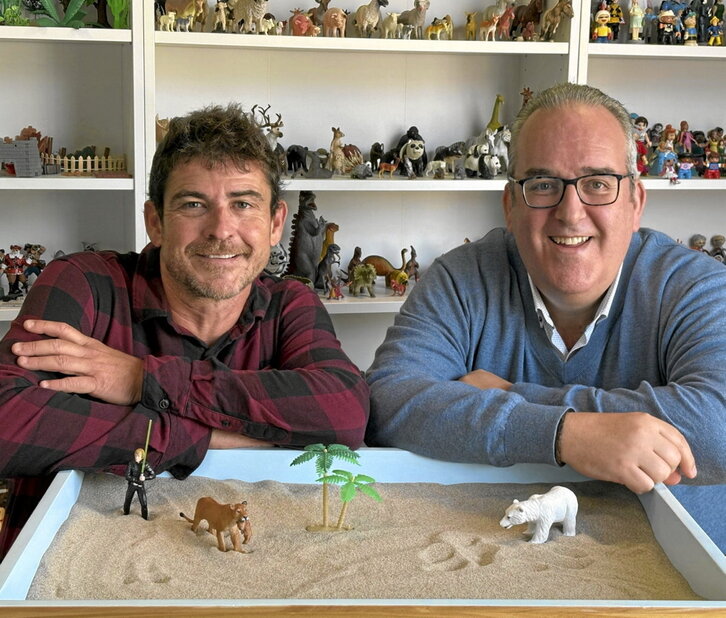 Iván Rodriguez y José Luis Gonzalo con el libro que acaban de publicar.
