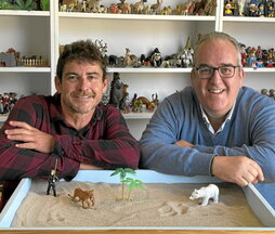 Iván Rodriguez y José Luis Gonzalo con el libro que acaban de publicar.