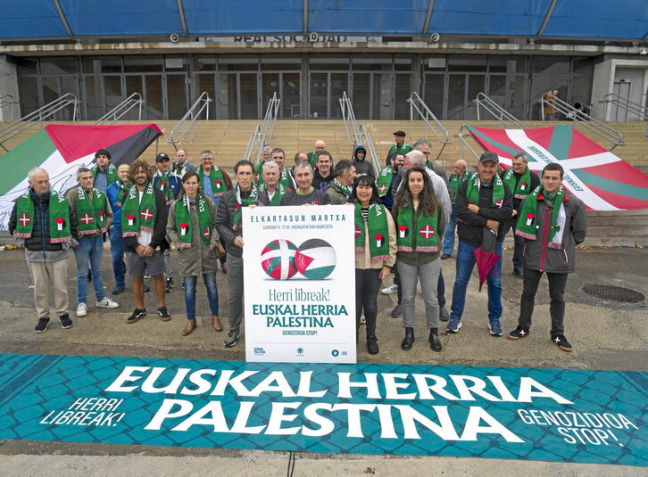 Gu ere bai!, Gure Esku eta Gernika-Palestina elkarteen agerraldia Anoetako estadioaren aurrean.