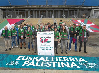 Gu ere bai!, Gure Esku eta Gernika-Palestina elkarteen agerraldia Anoetako estadioaren aurrean.