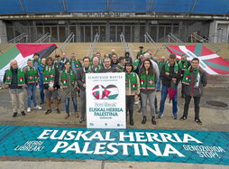Gu ere bai!, Gure Esku eta Gernika-Palestina elkarteen agerraldia Anoetako estadioaren aurrean.