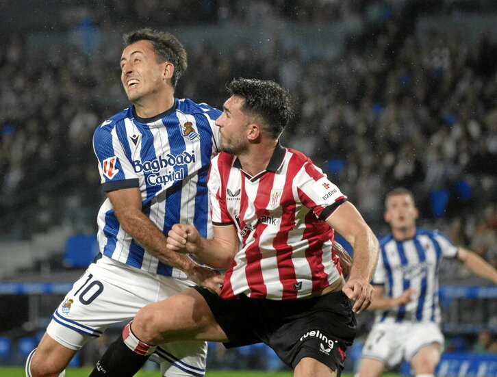 El derbi estuvo tan disputado como este momento entre Oyarzabal y Laporte.