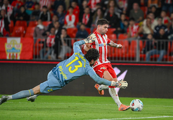 Magunagoitia intenta evitar el remate de Embarba en el partido de Segunda entre Eibar y Almería en el Juegos del Mediterráneo.