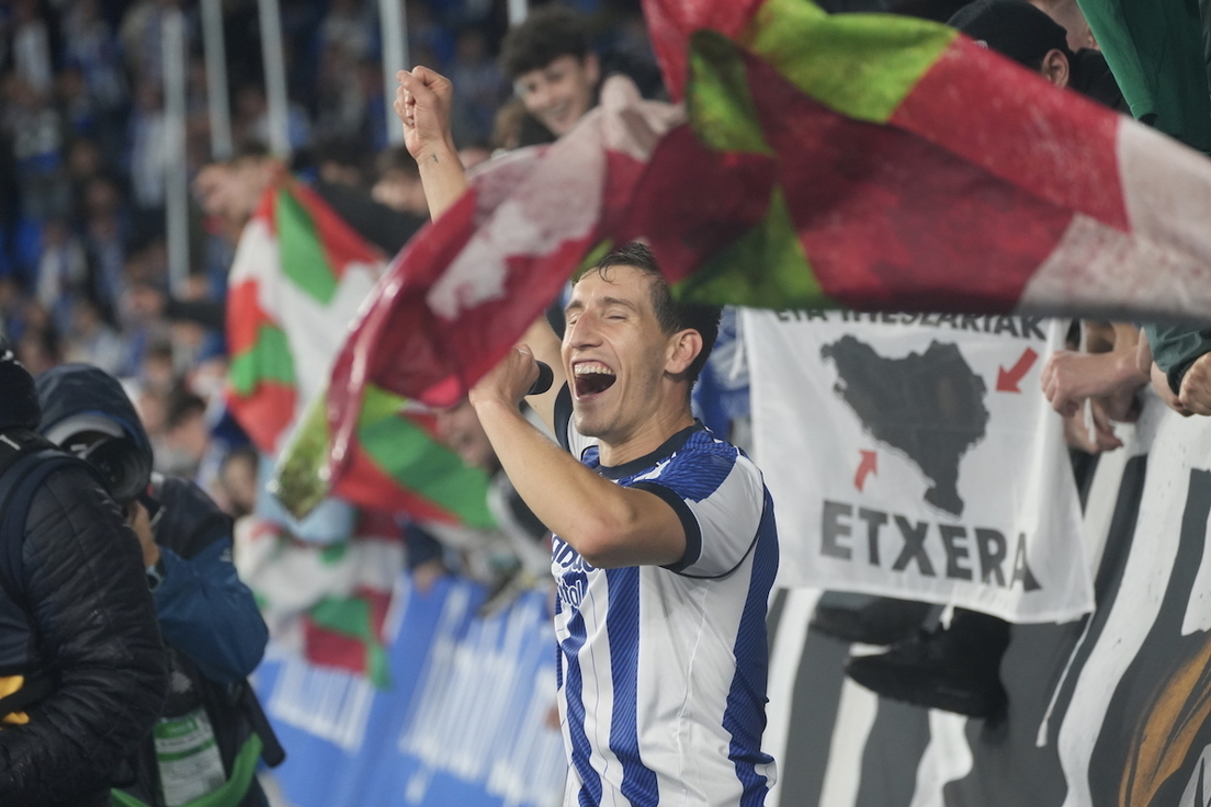 Guedes anota el 2-1 ante la mirada de Laporte, Vivian y Unai Simón.