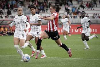 Jone Amezaga avanza hacia el área perseguida por dos rivales en el partido de Liga F entre Athletic y DUX en Lezama.