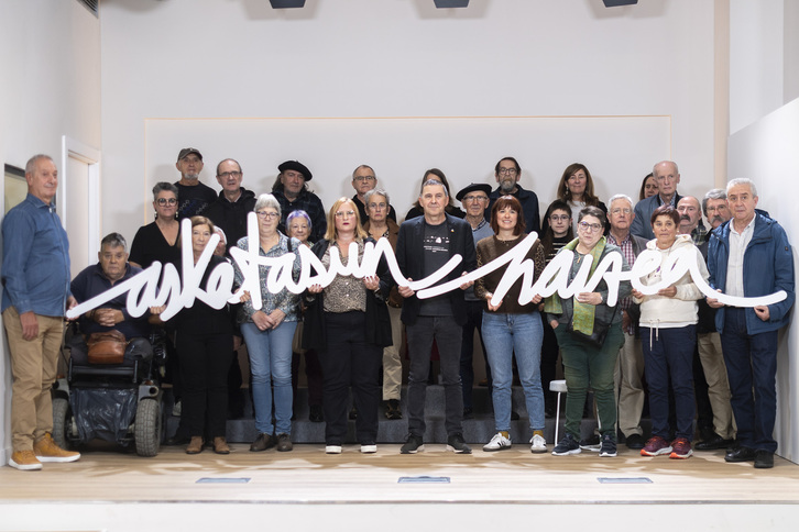 Otegi ha comparecido con una nutrida representación de víctimas del franquismo y de la violencia de Estado.