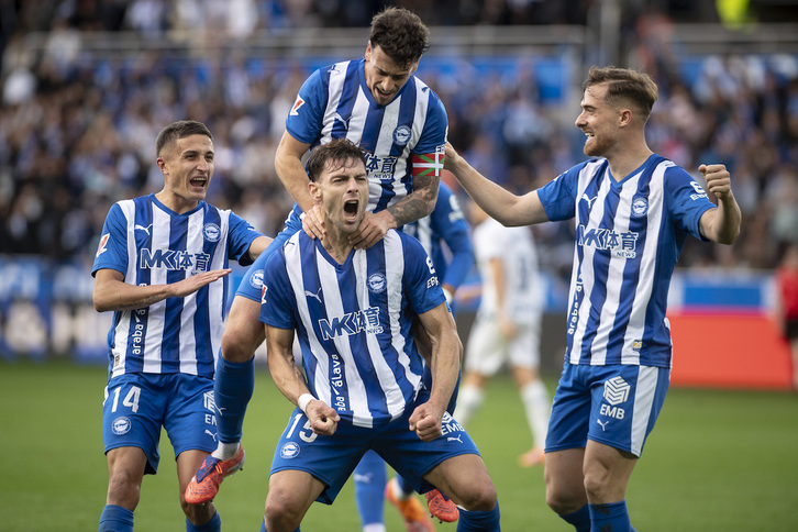 Lucas Boyé celebra con sus compañeros el segundo gol del Alavés ante el Espanyol.