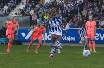 Edna ejecuta el penalti de la victoria de la Real en el partido de Liga F contra el Barcelona disputado en Zubieta.