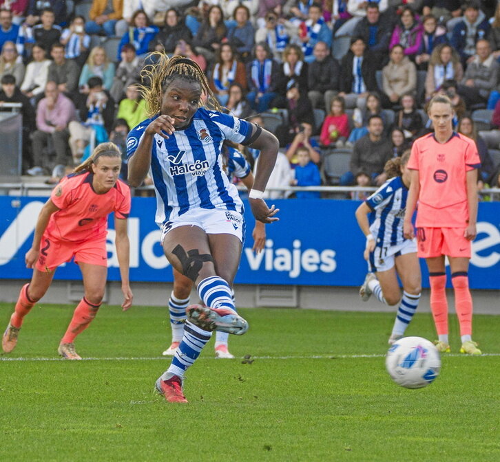 Edna lanza el penalti que acabó dando la victoria a la Real.