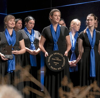 Las ganadoras saludan al público del Leidor.