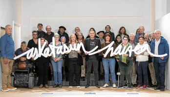 Otegi compareció acompañado de una representación de víctimas del franquismo y de la violencia de Estado.