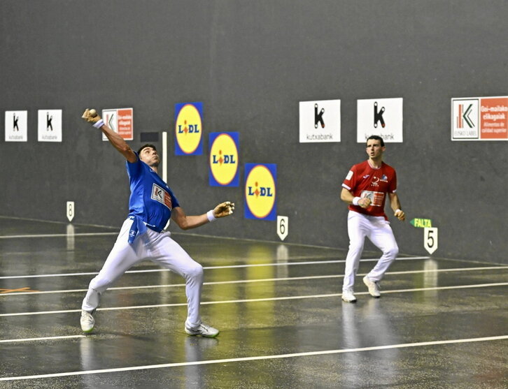 Peio Etxeberria, boleaz jotzeko prest, atzean Altuna III.a duela.