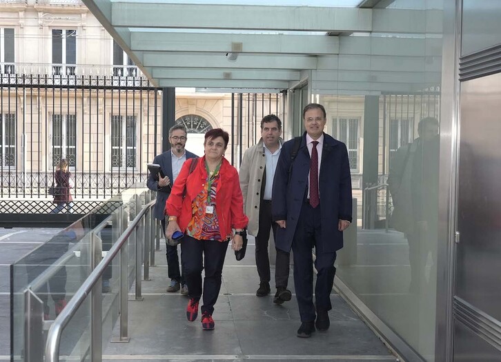La directora de Osakidetza, Lorea Bilbao, junto al consejero, Alberto Martínez, a la entrada del Parlamento el 29 de setiembre.