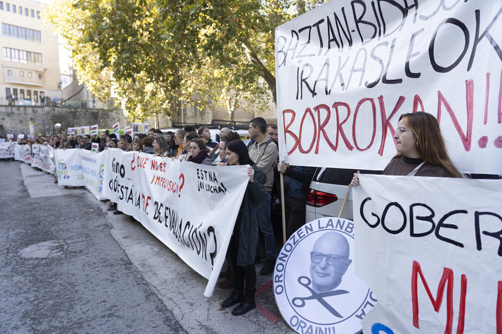Protesta de los profesores de FP frente al Departamento de Educación.