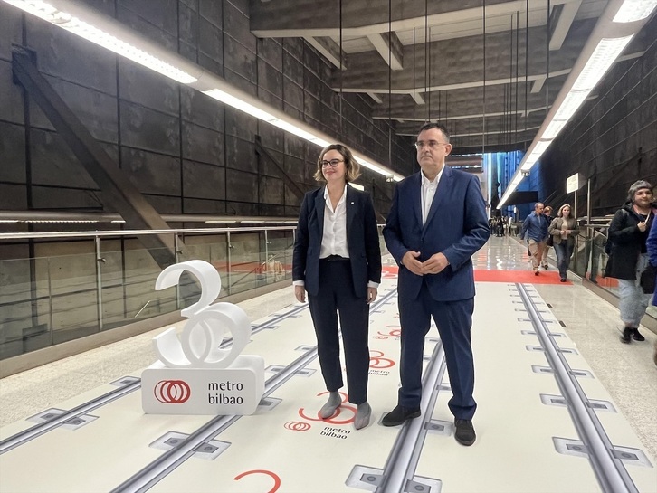 Elixabete Etxanobe y Eneko Arrruebarrena, en la estación de Sarriko.
