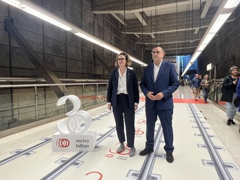 Elixabete Etxanobe y Eneko Arrruebarrena, en la estación de Sarriko.