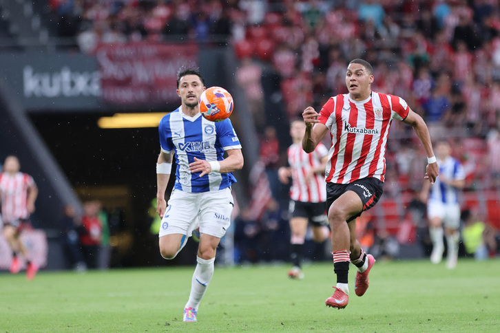 Facundo Garcés corre detrás del balón ante Sannadi, en un derbi ante el Athletic.