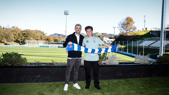 Dani Díez posa con Erik Bretos, director deportivo de la Real, en Zubieta.