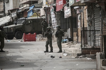 Militares israelís en un barrio de Cisjordania ocupada.