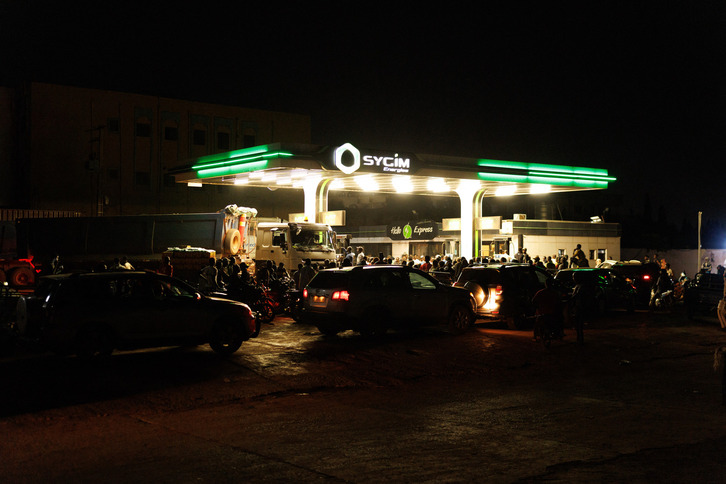 Vehículos hacen cola para repostar gasolina en Bamako, el 6 de octubre de 2025