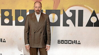 Yorgos Lanthimos asistió al estreno de «Bugonia» el pasado 21 de octubre en el Museo de Arte Moderno de Nueva York, película que pasó por el Festival de Venecia.