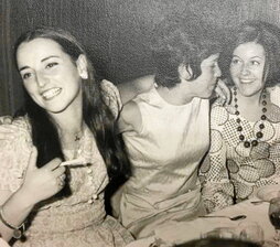 Adela, bere lagunekin. Ezkerraldeko neska da bera.