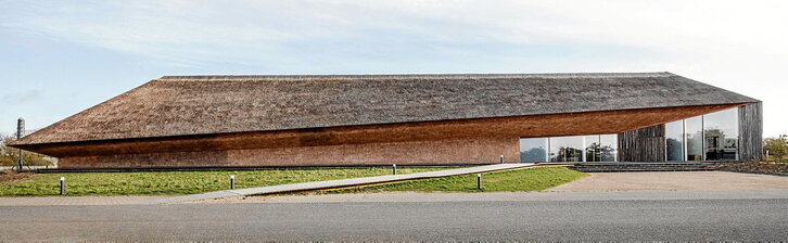 Wadden itsasoko bisitari zentroaren kanpoaldea eta barrualdea erakusten dituzte argazkiek.