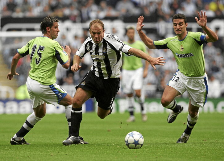 Alan Shearer, en un Newcastle-Deportivo de A Coruña europeo en 2005 (a la derecha Scaloni, hoy entrenador de Argentina).