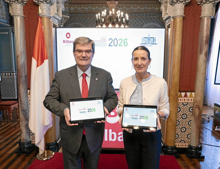 El alcalde de Bilbo, Juan Mari Aburto, y la concejala de Hacienda, Marta Ajuria.
