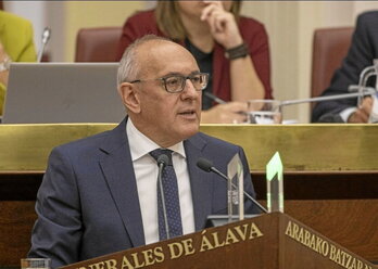 Ramiro Gonzalez ahaldun nagusia, azalpenak ematen, artxiboko irudian.