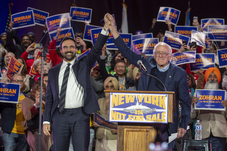 Zohran Mamdani eta Berni Sanders, urriaren 26an New Yorkeko Queens Borough estadioan egindako ekitaldian.