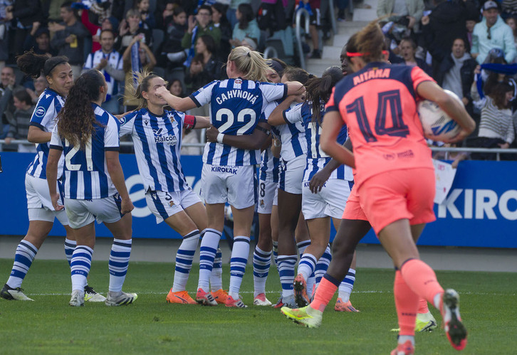 Las txuri-urdines celebran el gol del triunfo contra el Barcelona en Zubieta.