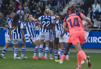 Las txuri-urdines celebran el gol del triunfo contra el Barcelona en Zubieta.