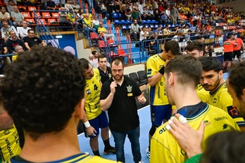 Álex Mozas da instrucciones a sus jugadores durante esta temporada.