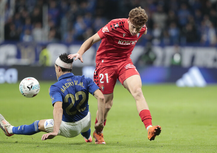 Víctor Muñoz pelea el balón con un accidentado y pletórico Nacho Vidal.