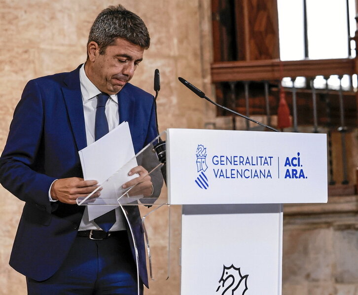 Carlos Mazón recoge sus papeles tras la comparecencia.