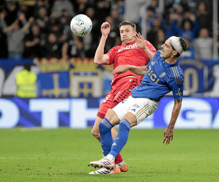 Abel Bretones pugna el balón con un pletórico Nacho Vidal en el Carlos Tartiere de Oviedo.