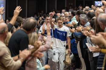 Laduche eta Zabala, pozik, zaleen artean, lehen garaipena lortu ostean.
