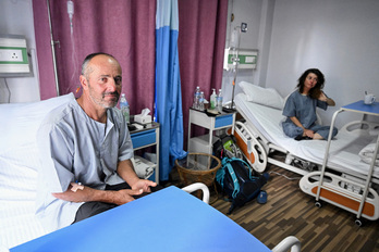 Didler Armand e Isabelle Thaon, supervivientes de la avalancha, en el hospital Era de Katmandú.