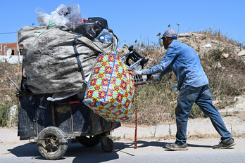 Un hombre recoge plásticos para ganarse la vida en Túnez.