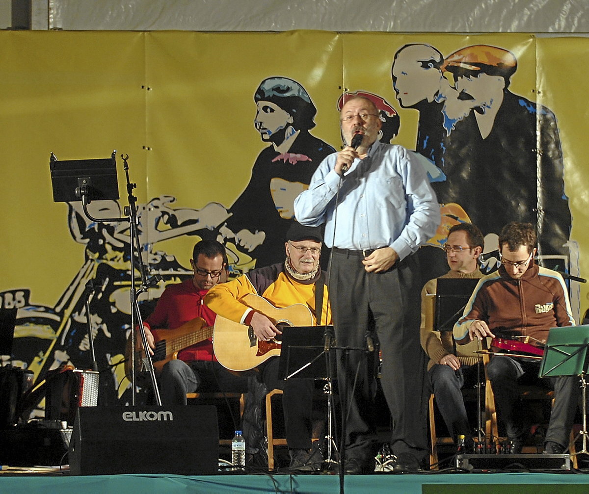 Natxo de Felipe, artxiboko irudi batean, taldekideekin zuzenean kantatzen. (Marisol Ramirez | FOKU)