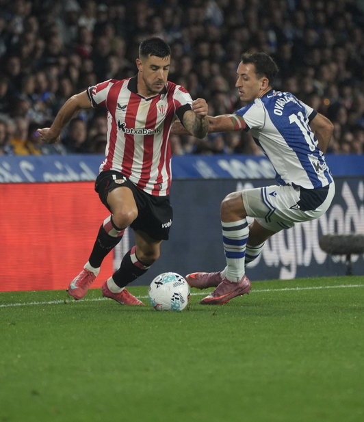 Yuri, que trata de marcharse de Oyarzabal en el derbi del pasado sábado, es una de las tres bajas de última hora.
