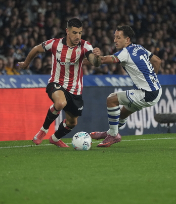 Yuri, que trata de marcharse de Oyarzabal en el derbi del pasado sábado, es una de las tres bajas de última hora.